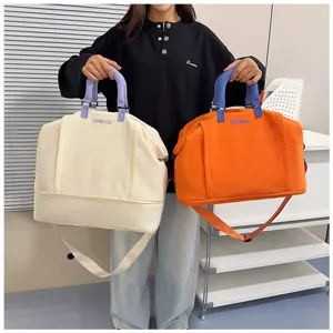 Grande borsa da viaggio capiente con separazione umido secco e tracolla pratica.