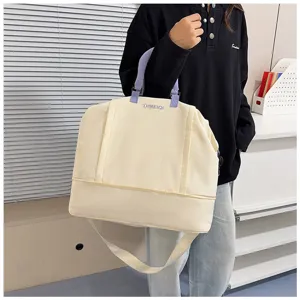 Grande borsa da viaggio spaziosa con separazione bagnato asciutto e comodi manici viola.