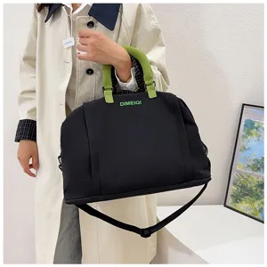 Grande borsa da viaggio con manici verdi, borsa da palestra elegante e funzionale.