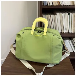 Borsa da viaggio verde con manico giallo e tracolla bianca vista di dettaglio grande capacità.