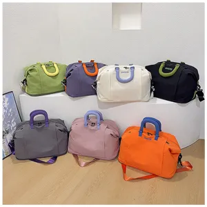 Grande borsa da viaggio impermeabile per donna, borsone da palestra capiente con vari colori.