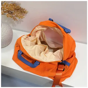 Grande borsa da viaggio con scomparti interni multifunzionali e separazione asciutto-bagnato.