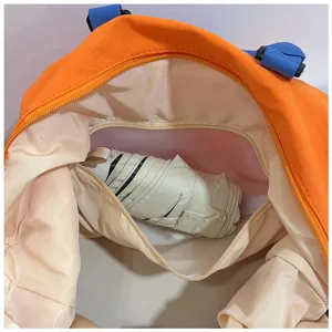 Vista dettagliata dell interno della grande borsa da viaggio con tasca con zip impermeabile.