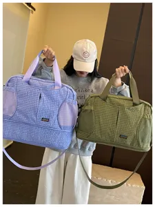 Vue détaillée du grand sac de sport à carreaux avec séparation humide sec pour voyage.