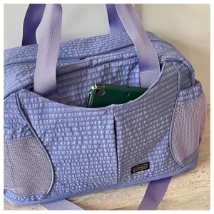 Détail sac de voyage à motif quadrillé violet clair, sac de sport fitness décontracté.