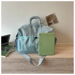 Detailansicht der grossen Reisetasche mit praktischen Taschen und stilvollem Alltag-Design.