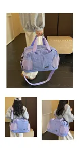 Vue détaillée du sac de voyage matelassé violet clair avec poches filet et lanières.