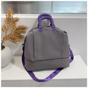 Grande borsa da viaggio sportiva con manici viola e tracolla, comoda borsa da palestra.