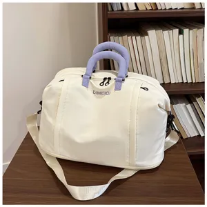 Primo piano dettagliato della borsa da viaggio resistente con manici imbottiti viola e zip.