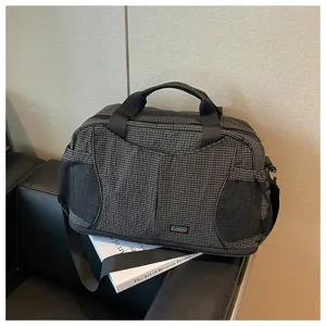 Grand sac de voyage a carreaux avec poches en filet pour sport, fitness et entrainement.