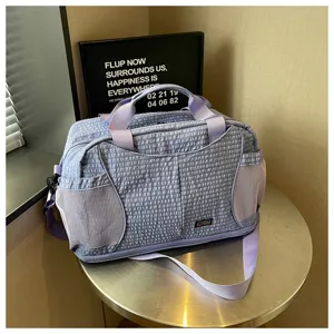Sac de voyage violet léger avec poches filet, idéal pour le sport, le yoga et les sorties.