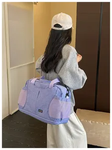 Vue détaillée du sac de voyage matelassé léger avec poches latérales en filet et poignées.