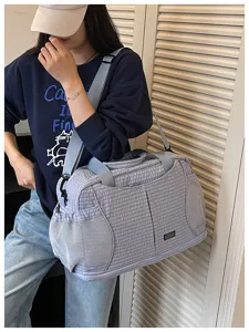 Vue détaillée du grand sac de voyage à grille avec poches latérales en filet.