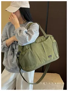 Grand sac de voyage à carreaux verts avec poches latérales en filet, sac de sport et de yoga léger.