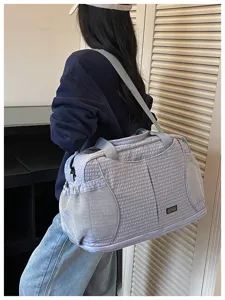 Vue détaillée d'un grand sac de voyage à motifs, léger et parfait pour le sport et le yoga.