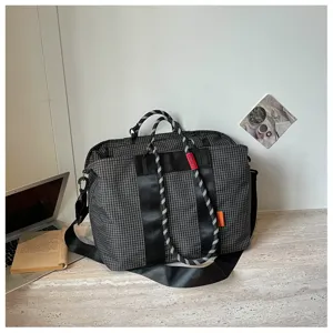 Sac de voyage à carreaux élégant avec grande capacité, poignées solides et bandoulière.