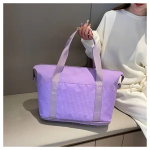 Borsa da viaggio viola leggera, borsa da palestra casual versatile con tasca frontale a griglia.