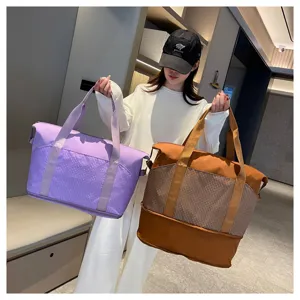 Grande borsa da viaggio sportiva per il tempo libero con inserto in rete e compartimento.