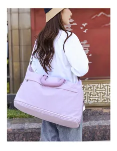 Detailansicht der großen lila Reisetasche und Fitnesstasche für Sport und Outdoor-Aktivitäten.