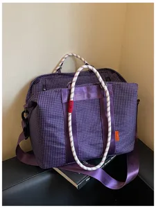 Détail sac de voyage à carreaux violet, sac de sport fitness léger avec poignées