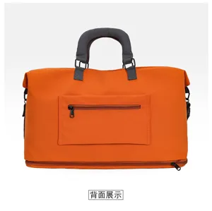 Ansicht der erweiterbaren, wasserdichten Fitness-Reisetasche in leuchtendem Orange.