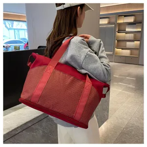 Grande borsa da viaggio sportiva rossa con motivo a quadri, ideale per palestra e gite all'aperto.