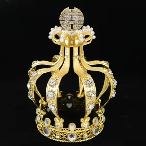 Tiara corona nuziale dorata per torta con perle e strass, elegante accessorio per capelli da sposa.
