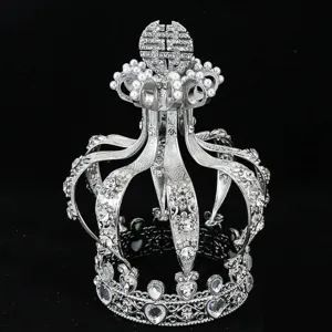 Dettaglio squisito di corona nuziale in cristallo argento e perle per decorazione di torte.