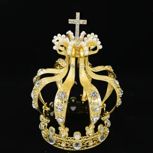 Topper per torta a corona d'oro con perle e strass, elegante accessorio decorativo per matrimoni.