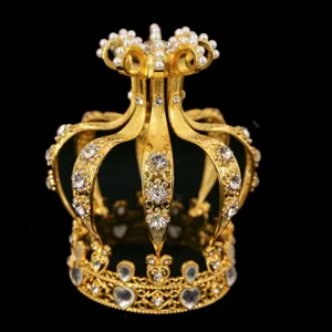 Topper per torta a corona d'oro di lusso con perle e strass vista dettaglio festa compleanno