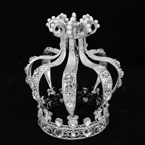 Primo piano dettagliato della corona di cristallo argento torta topper accessorio sposa