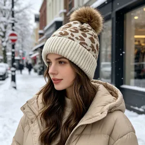 Mujer invierno cálido gorro de punto de leopardo con pompón de pelo elegante chic de alta moda