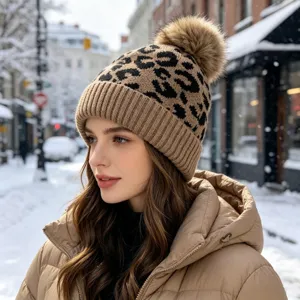 Gorros de punto con estampado de leopardo y pompón esponjoso para mujer en invierno.