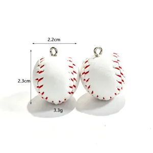 Vue détaillée du pendentif base-ball 3D en PVC, idéal pour porte-clés et boucles d'oreilles.