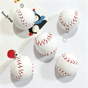 Pendentifs de baseball 3D simulés en PVC avec coutures rouges, parfaits pour porte-clés DIY.
