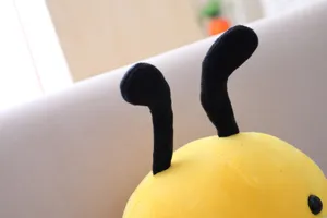 Primo piano dettagliato di simpatico peluche ape, morbido giocattolo imbottito giallo e nero.