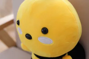 Dettaglio in primo piano di peluche ape cartone animato, morbida bambola insetto per bambini.