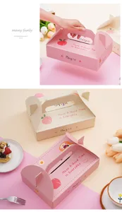 Boîtes en papier rose et beige avec poignée pour boulangerie, macarons et desserts. Emballage.