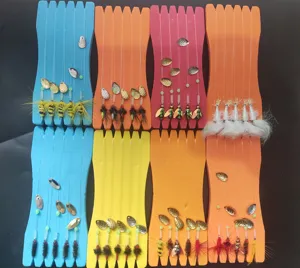 Set de micro cebos de pesca con tablas de espuma, moscas artificiales y cucharillas giratorias.