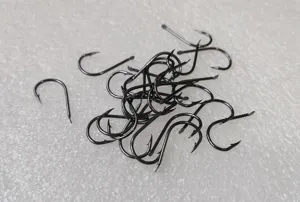 Lose Chinu Angelhaken mit gebogener Spitze und Widerhaken, schwarze Angelgerätschaften im Bulk.