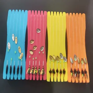 Detalle del juego de microseuelos de pesca con bobinas de espuma y señuelos giratorios.