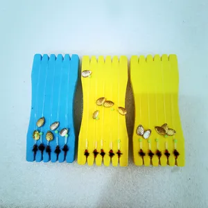 Set de micro cebos de pesca con cucharillas y anzuelos de mosca pre-atados en bobinas de espuma.