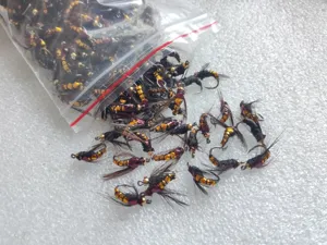 Vista detallada del juego de anzuelos de pesca con mosca, cebo de insecto artificial.