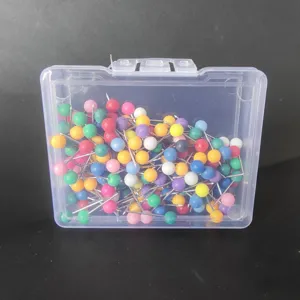 Caja de plastico transparente con 200 chinchetas de cabeza redonda de colores para oficina.