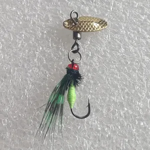 Micro señuelo giratorio de pesca con anzuelo de mosca de pluma verde, cebo artificial.