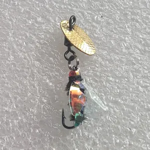 Señuelo de pesca ultraligero cuchara mosca con paleta y alas para pesca de trucha y lubina.