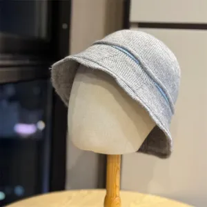 Gorro de punto gris con raya azul claro, sombrero de invierno cálido y elegante vista de detalle