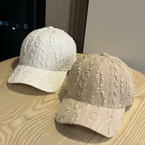 Dettaglio della trama spiegazzata del cappellino da baseball casual per protezione solare.