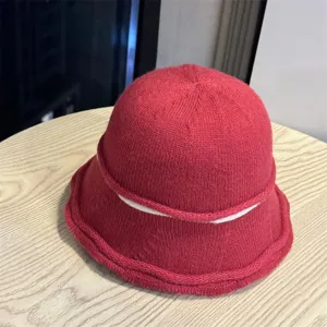 Chic sombrero de pescador de punto rojo con diseño de lana acogedor y detalle de rayas.