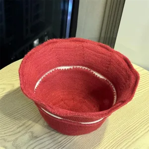 Vista de detalle de sombrero de pescador de punto rojo, gorro de invierno cálido y suave para mujer.